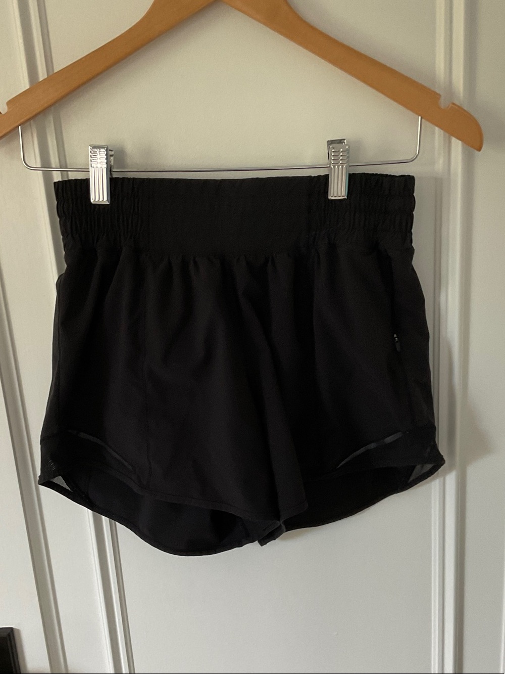 lululemon athletica Black Women's hottie hot Shorts size 4 with 4” inch inseam